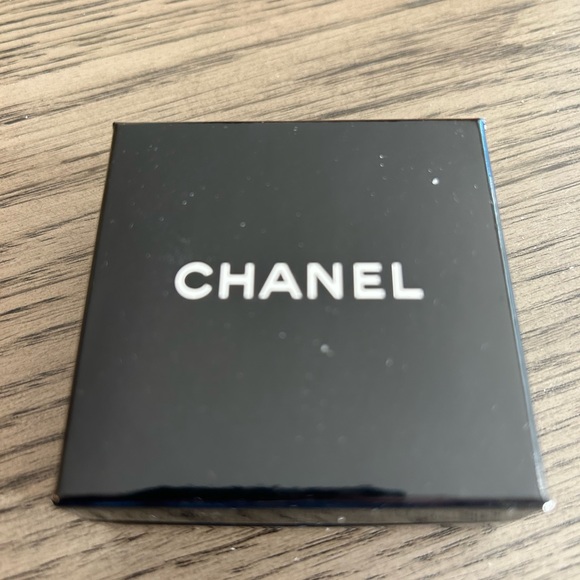 VINTAGE CHANEL GOLD CRYSTAL QUILTED CLIP-ON EARRINGS - Picture 11 of 11